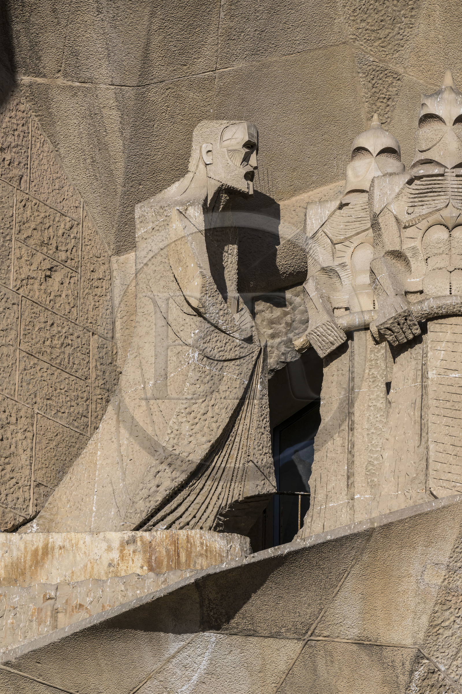 Espagne, Catalogne, Barcelone, quartier de l'Eixample, basilique de la Sagrada Familia de l'architecte du modernisme catalan Antoni Gaudi classée Patrimoine Mondial de l'UNESCO, Gaudi (à gauche) incarné dans la figure d'un évangéliste par le sculpteur Subirachs