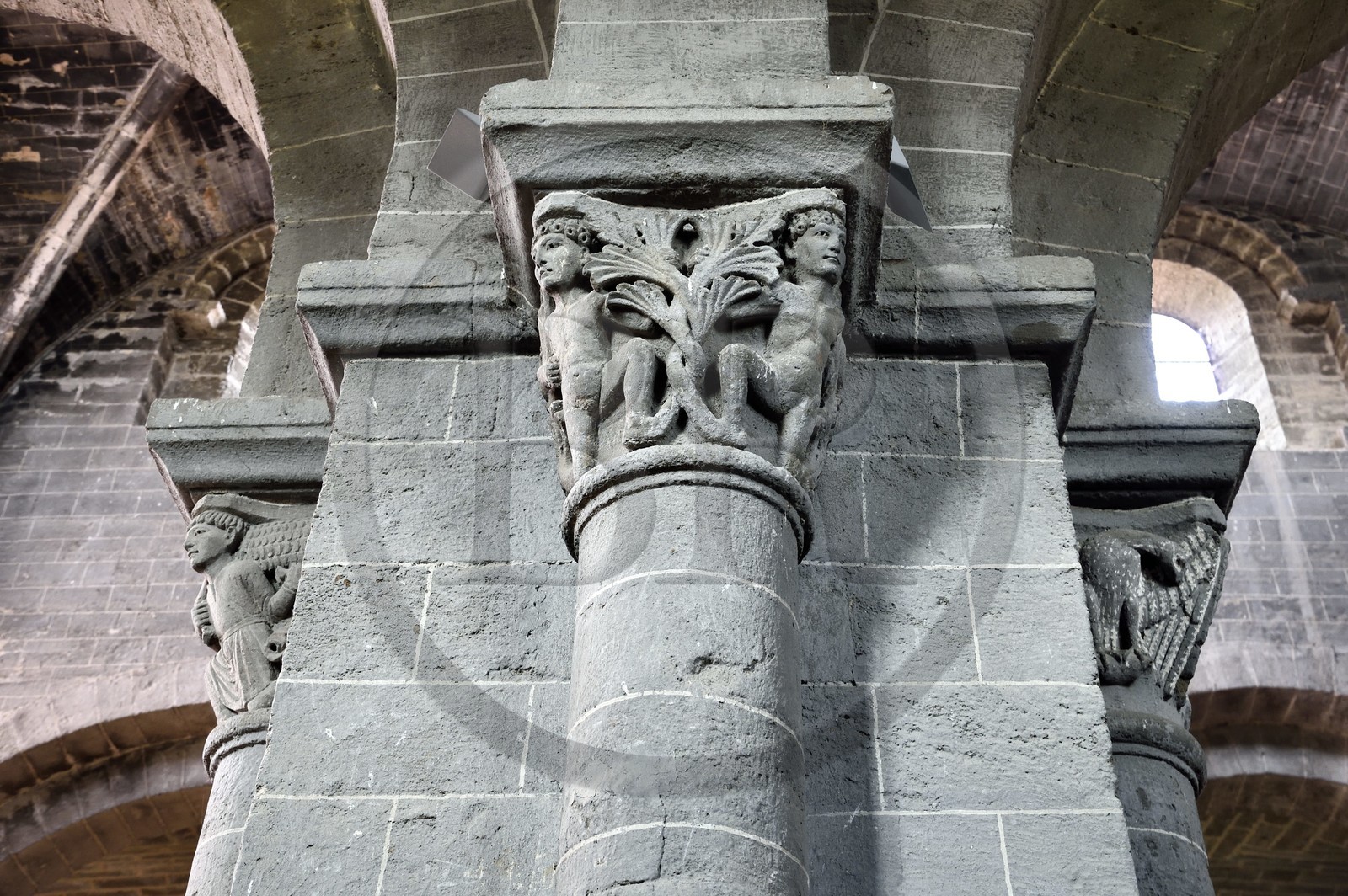 France, Haute-Loire (43), Chanteuges, abbaye Bénédictine du XIIe siècle, l'église abbatiale, hommes nus à feuillage probablement des atlantes sur un chapiteau