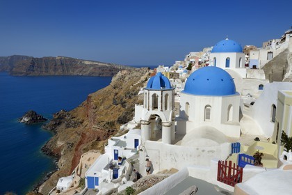 Greece, Cyclades, Aegean Sea, Santorini (Thira or Thera), the village of Oia overlooking the Caldera