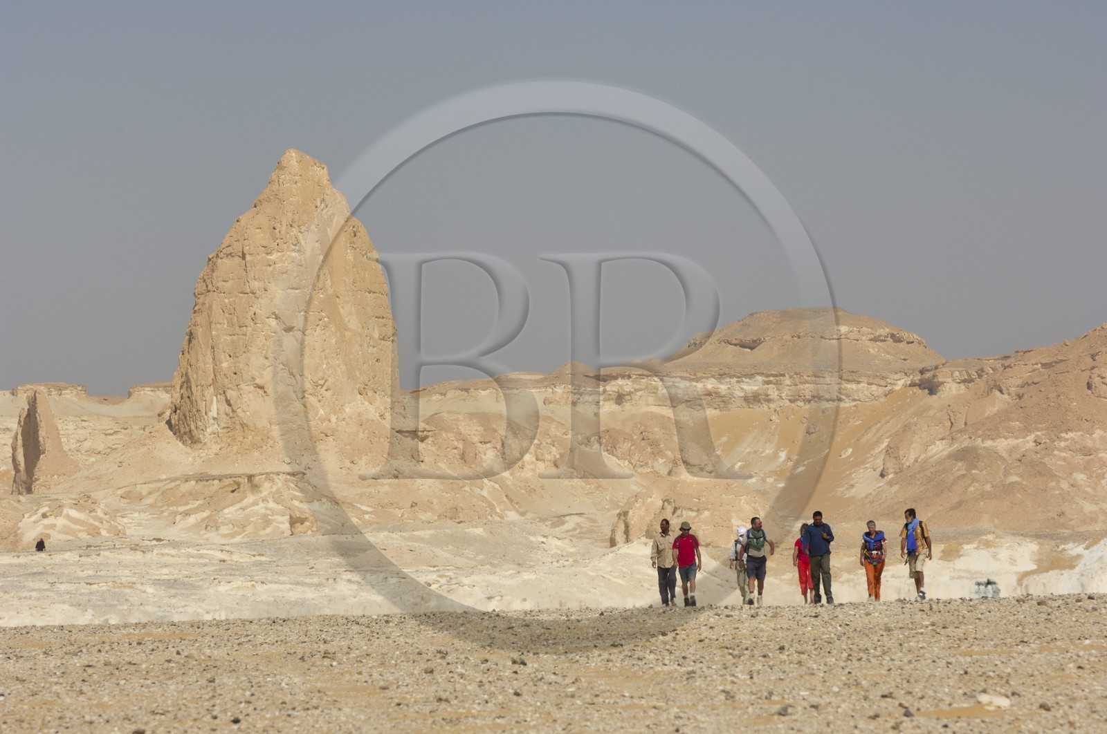 Egypte, désert libyque, groupe de randonneurs dans le Désert Blanc au nord de Farafra