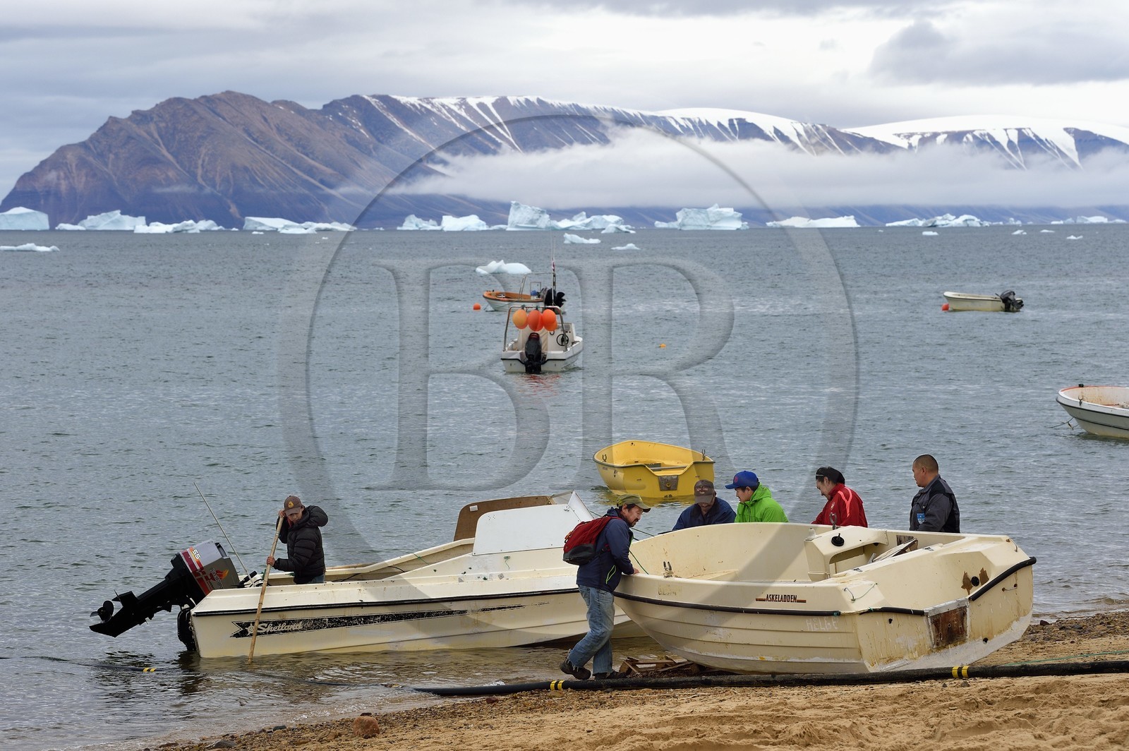 Groenland, cote Nord-Ouest, mer de Baffin, Qaanaaq ou Nouvelle Thule, les bateaux sont mis à l'eau depuis la plage du fait de l'absence d'un port