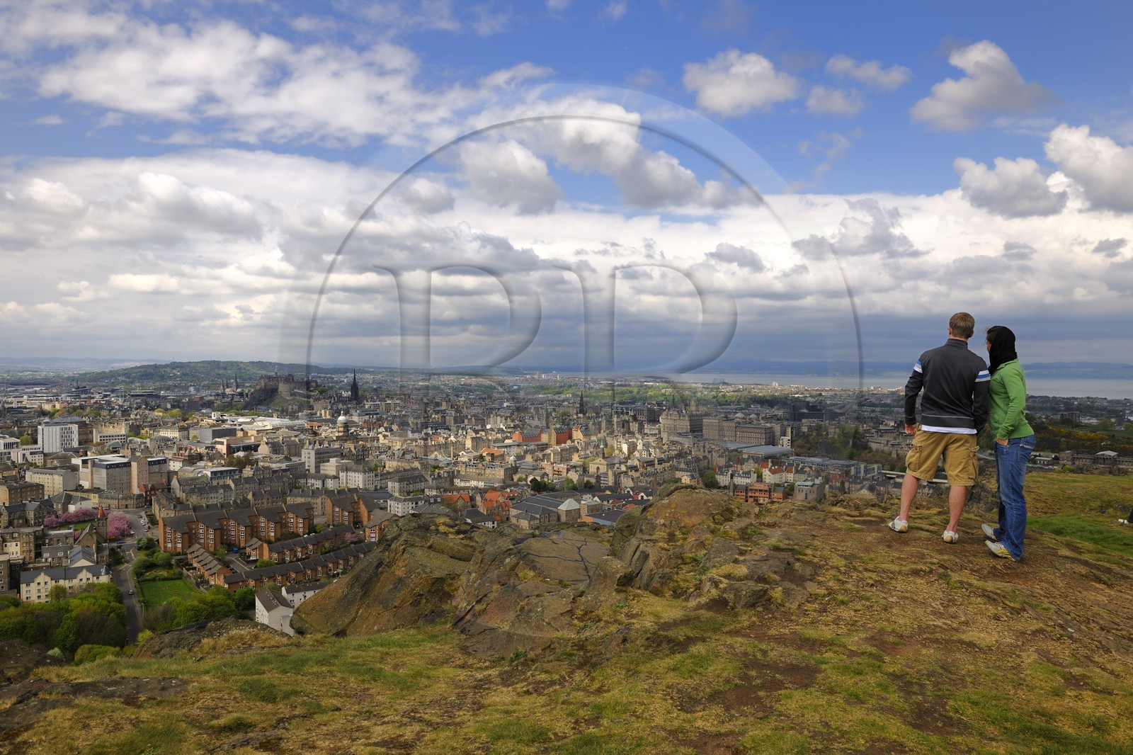 Royaume-Uni, Ecosse, Edimbourg, vue sur la ville qui s'étend jusqu'au Firth of Forth depuis l'Arthur's seat