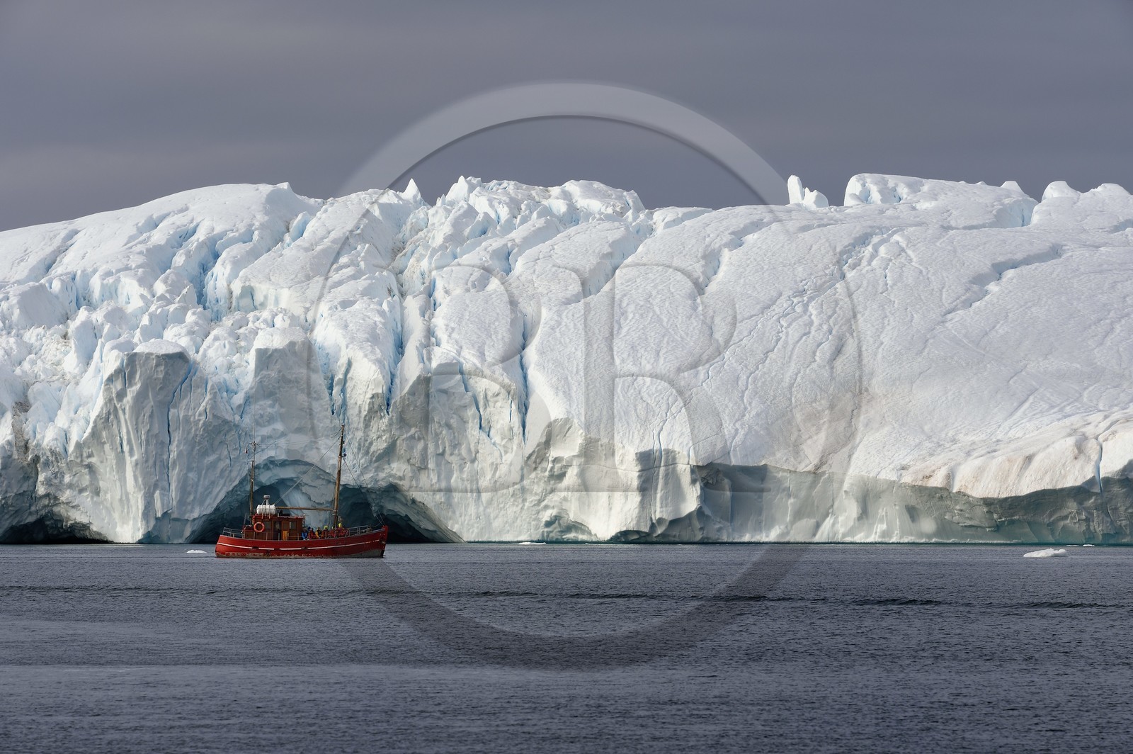 Groenland, cote ouest, baie de Disko, Ilulissat, fjord glacé classé Patrimoine Mondial de l'UNESCO qui est l’embouchure maritime du glacier Sermeq Kujalleq, ancien bateau de pêche reconverti pour la découverte des icebergs et l'observation des baleines