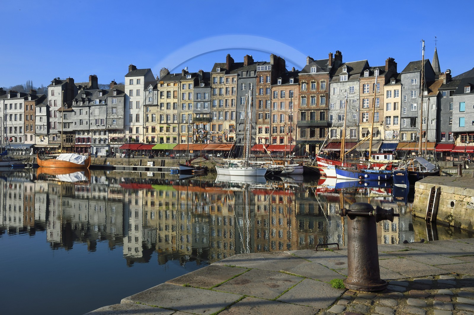 France, Calvados (14), Pays d'Auge, Honfleur, le Vieux-Bassin, le quai Sainte-Catherine