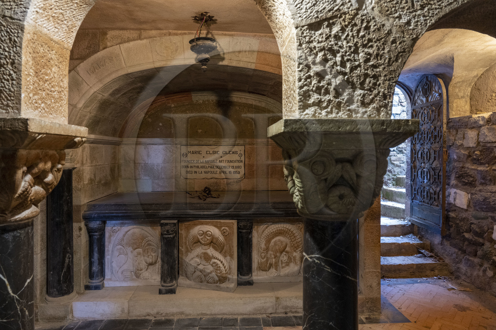France, Alpes-Maritimes (06), Mandelieu-la-Napoule, chateau de La Napoule (XII-XIXe siècle) reconstruit en grande partie au début du XXème siècle par le couple américain Henry et Marie Clews, crypte où repose le couple dans des tombes entrouvertes qui se font face