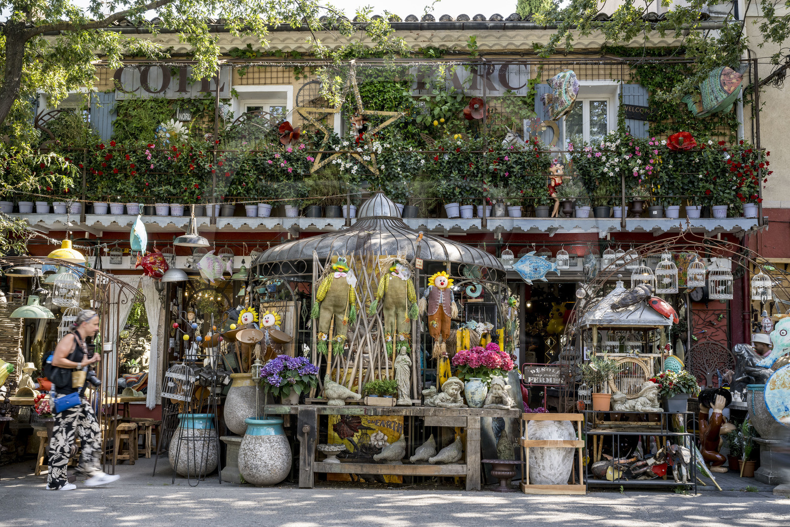 France, Vaucluse (84), L'Isle-sur-la-Sorgue, magasin de décoration, brocante et antiquités Coté Parc