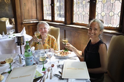 France, Bas-Rhin (67), Strasbourg, vieille ville classée au Patrimoine Mondial de l'UNESCO, Jeanne Loesch (à gauche) conteuse, chantre de l'alsacien et amoureuse de sa ville