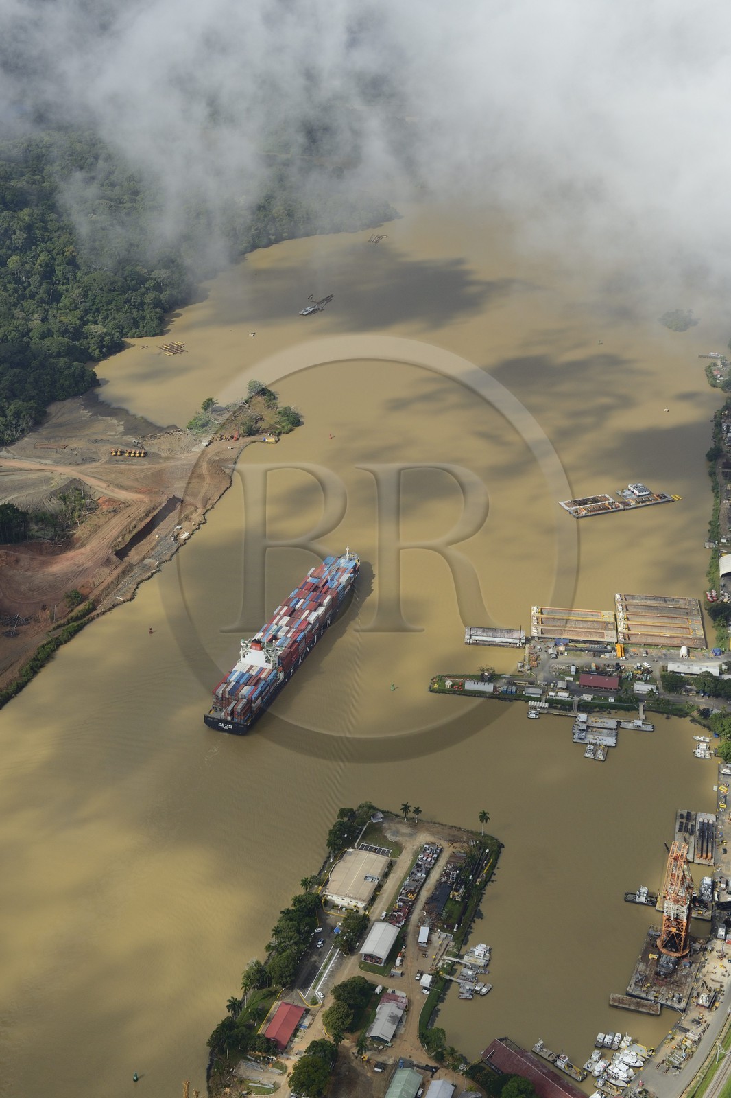 Panama, Canal de Panama à Gamboa, cargo Panamax porte-conteneurs et la grue Titan construite par l'allemagne nazie sur la droite (vue aérienne)