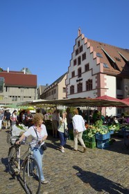 Allemagne, Bade-Wurtemberg, Fribourg en Brisgau, jour de marché sur la Munsterplatz, maison à pignon en arrière plan