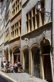 France, Rhône (69), Lyon, site historique classé Patrimoine Mondial de l'UNESCO, quartier de Saint-Paul dans le Vieux Lyon, terrasse de café dans la rue Juiverie