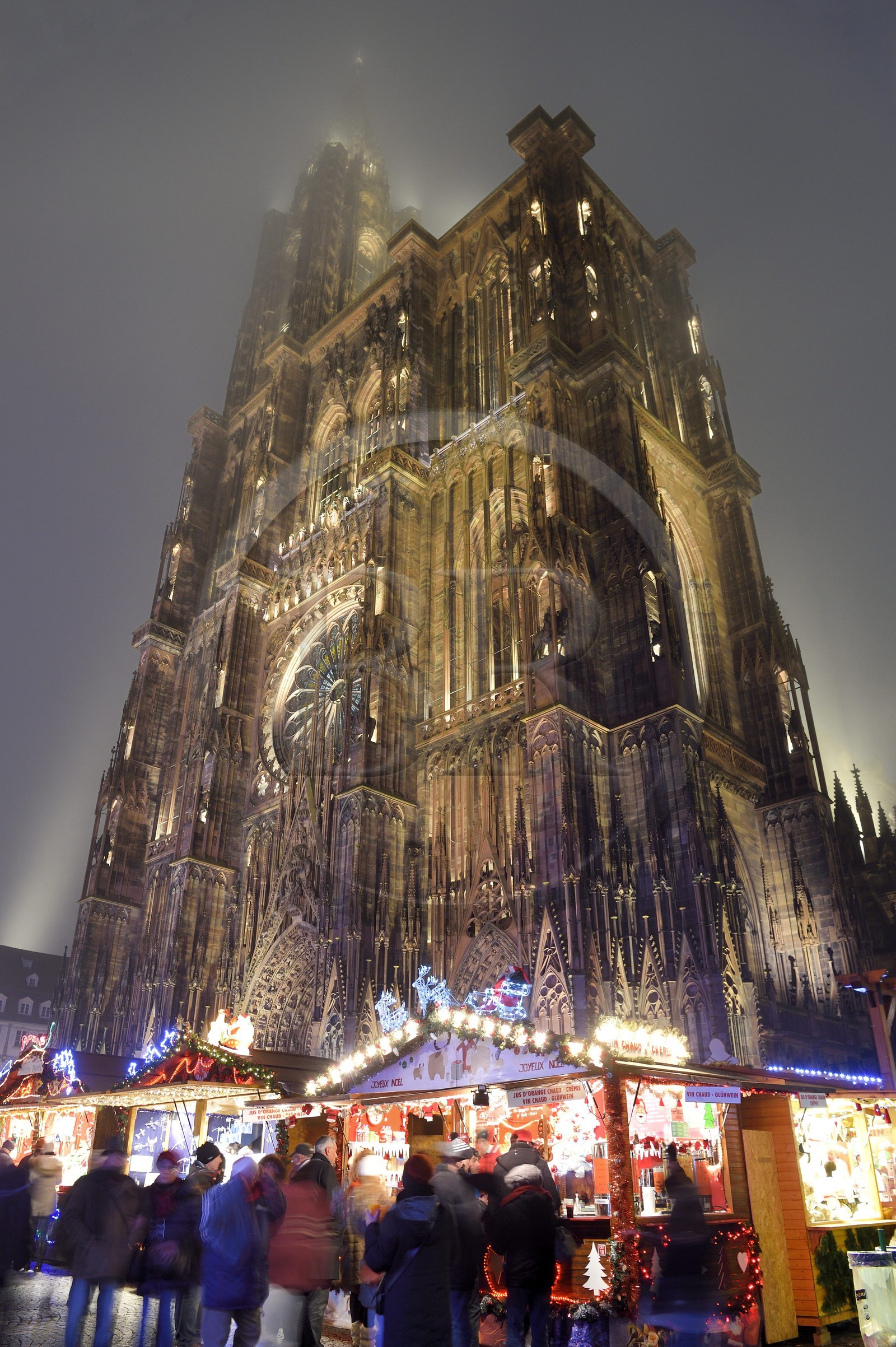 France, Bas-Rhin (67), Strasbourg, centre historique classé Patrimoine Mondial de l'UNESCO, place de la Cathédrale, marché de Noël (Christkindelsmarik) au pied de la Cathédrale Notre Dame