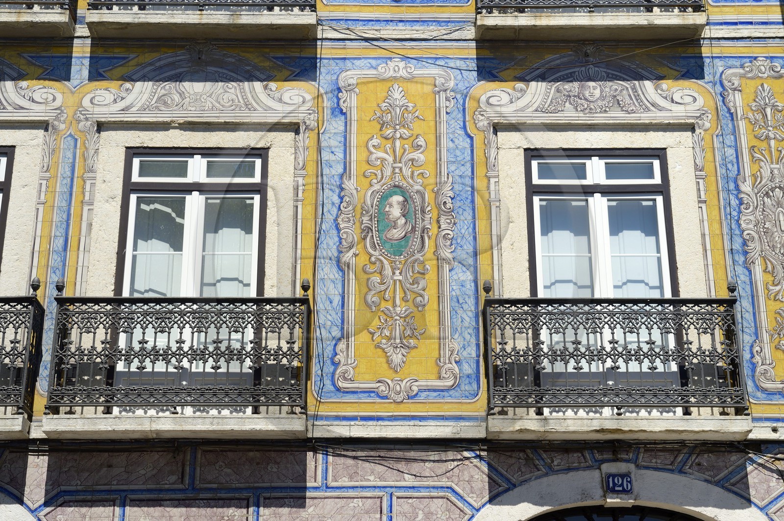 Portugal, Lisbonne, quartier de l'Alfama, campo de Santa Clara, facade d'azulejos