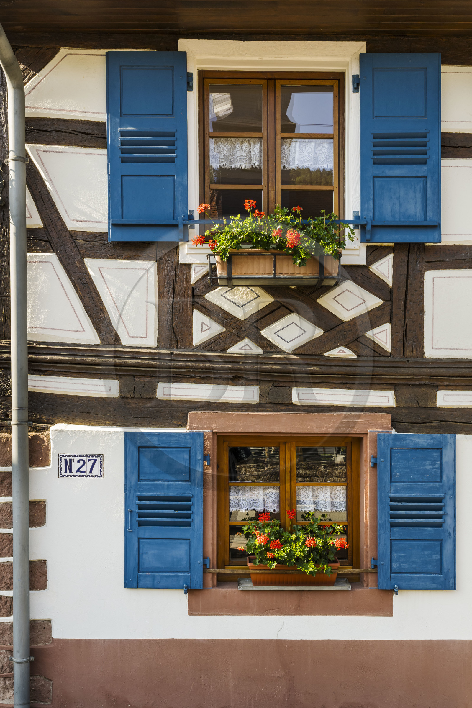 France, Bas-Rhin (67), Parc naturel régional des Vosges du Nord, Obersteinbach, maison traditionnelle à pans de bois dans la rue principale