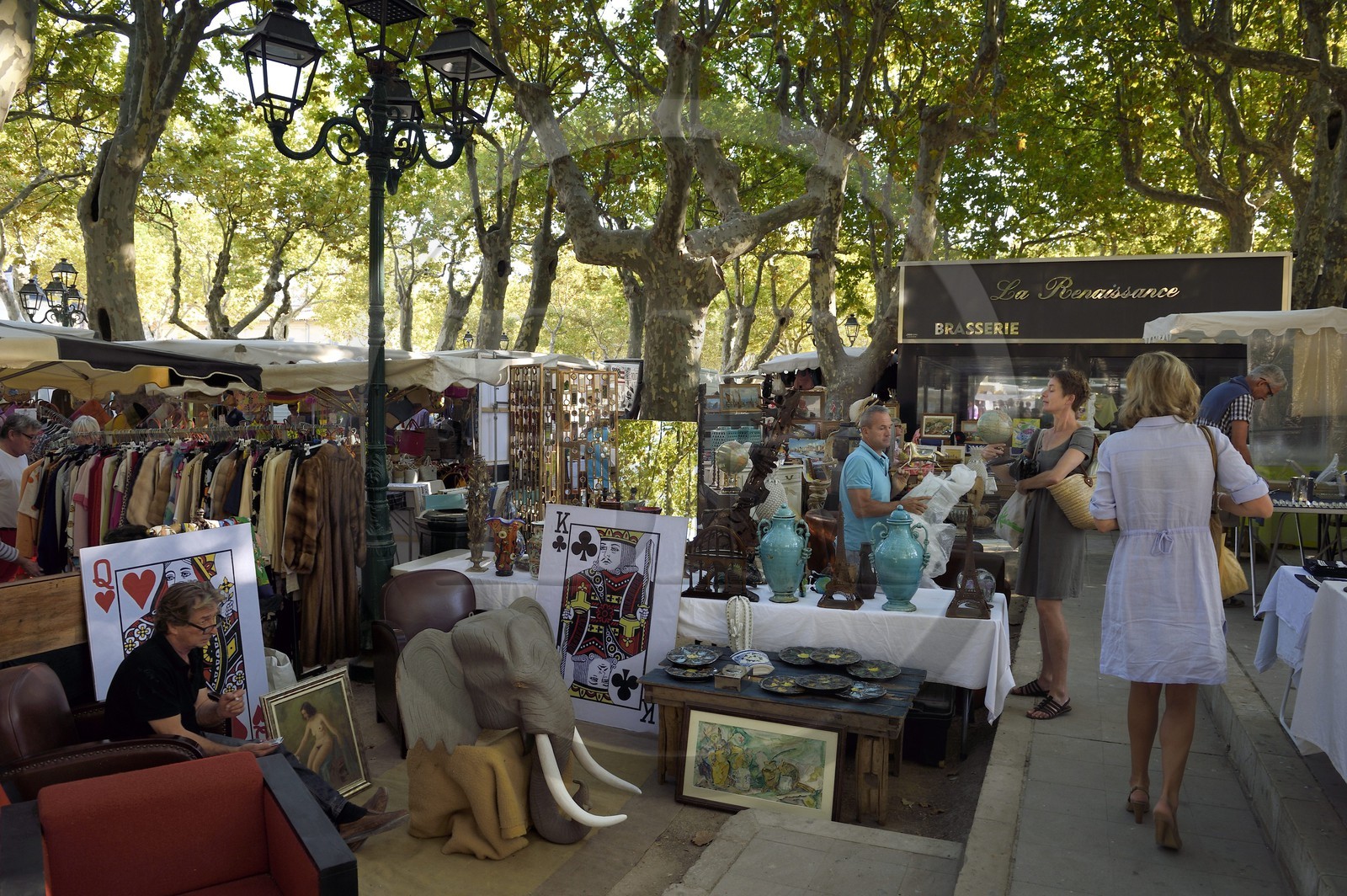France, Var (83), Saint-Tropez, place des Lices, chaque mardi et samedi matin le marché sur la place des Lices propose des antiquités en tout genre