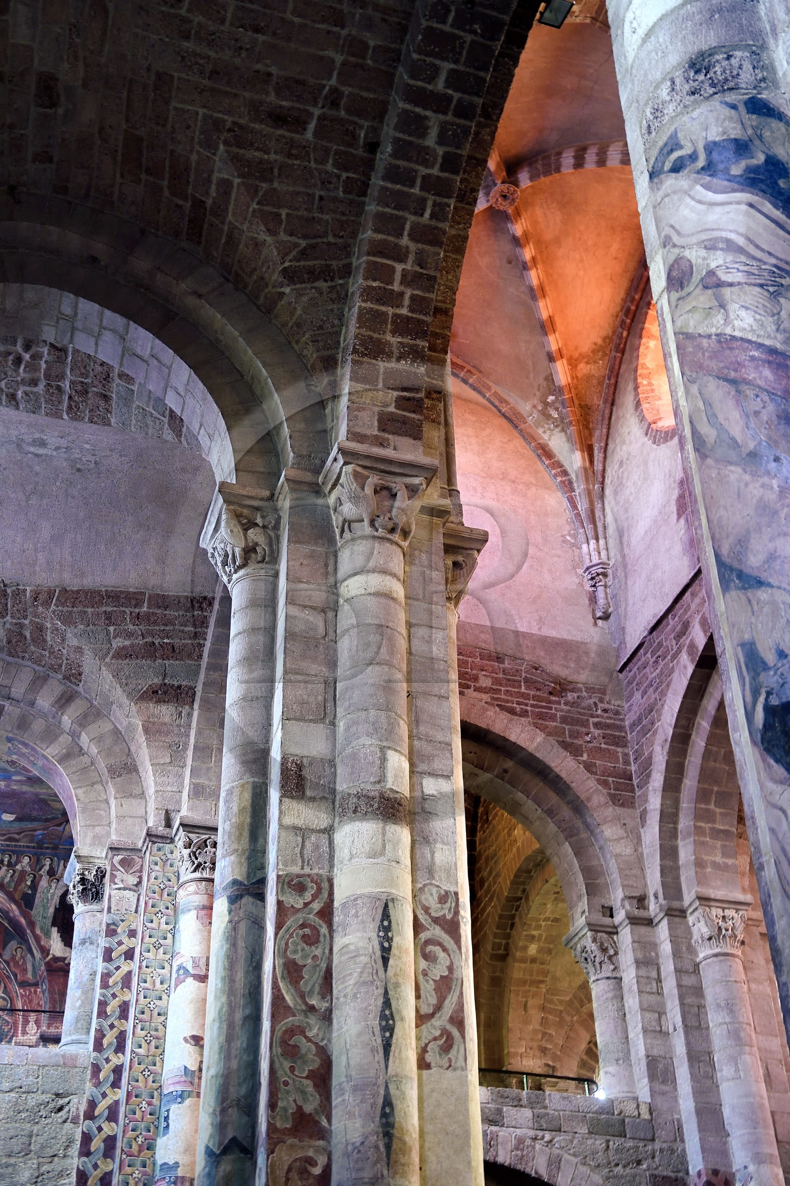 France, Haute-Loire (43), Brioude, la Basilique Saint-Julien de Brioude de style roman auvergnat, piliers de la nef surmontées de chapiteaux ornés de motifs et recouverts de fresques