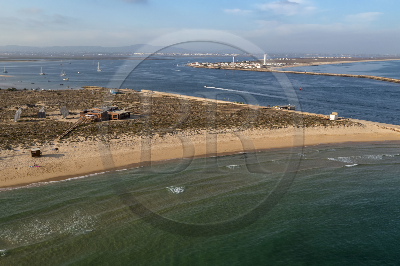 Portugal, Algarve, Parc naturel de la Ria Formosa, Faro, Ile de Barreta ou Deserta (Ilha da Barretta ou Deserta), le phare de Ilha do Farol sur Ilha da Culatra en arrière plan (vue aérienne)