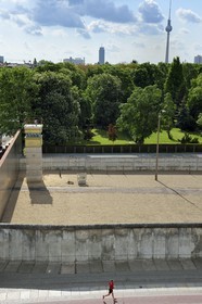 Allemagne, Berlin, Bernauer Strasse, Mémorial du Mur de Berlin (Gedenkstätte Berliner Mauer), dernier tronçon du Mur de Berlin encore conservé dans son intégralité avec le mur intérieur, le chemin de ronde, le mirador, les pylônes d'éclairage, le no man's land, la clôture de signalisation et le mur extérieur, la Tour de la télévision en arrière plan