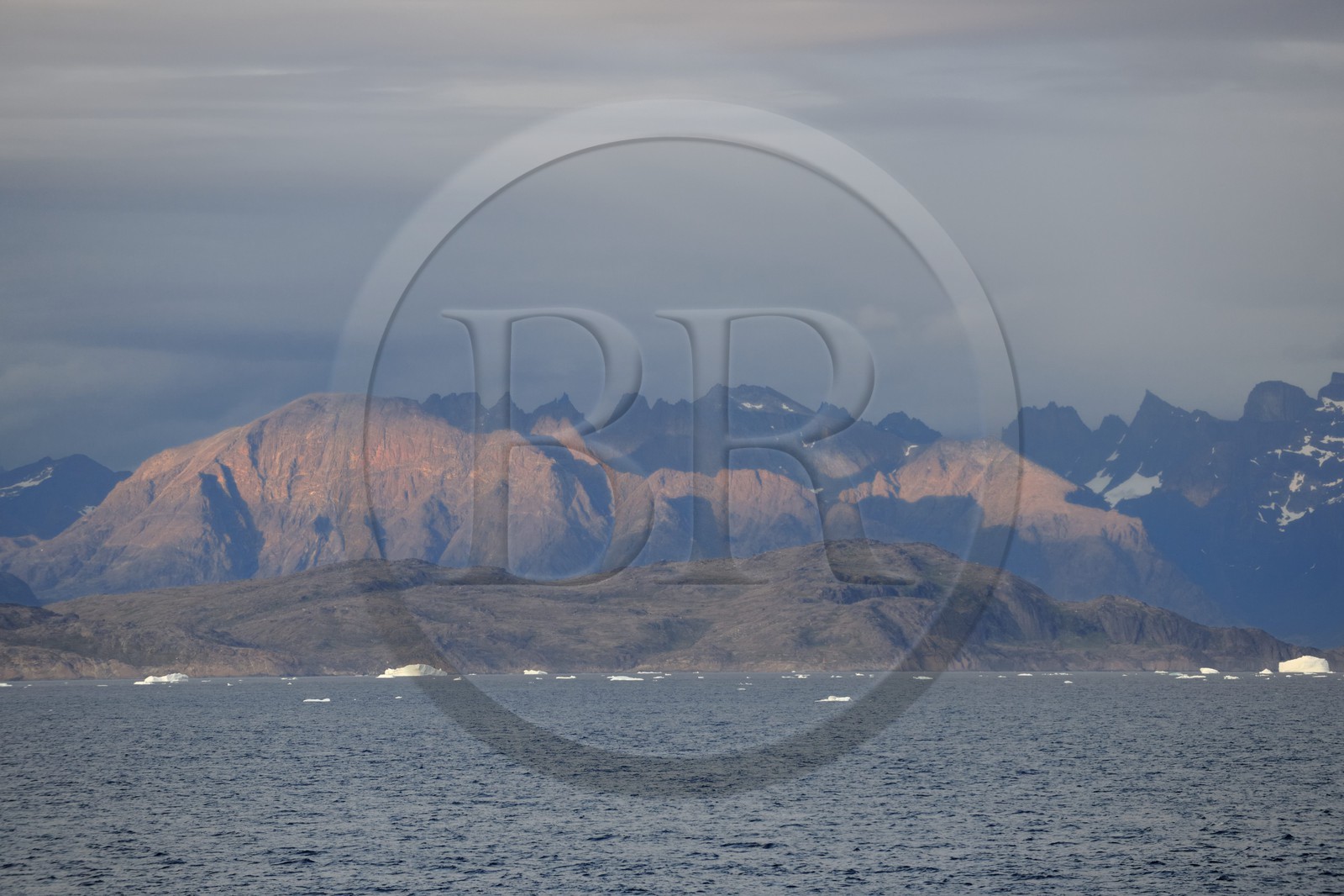 Groenland, la côte de la région méridionale vers Nanortalik au coucher de soleil