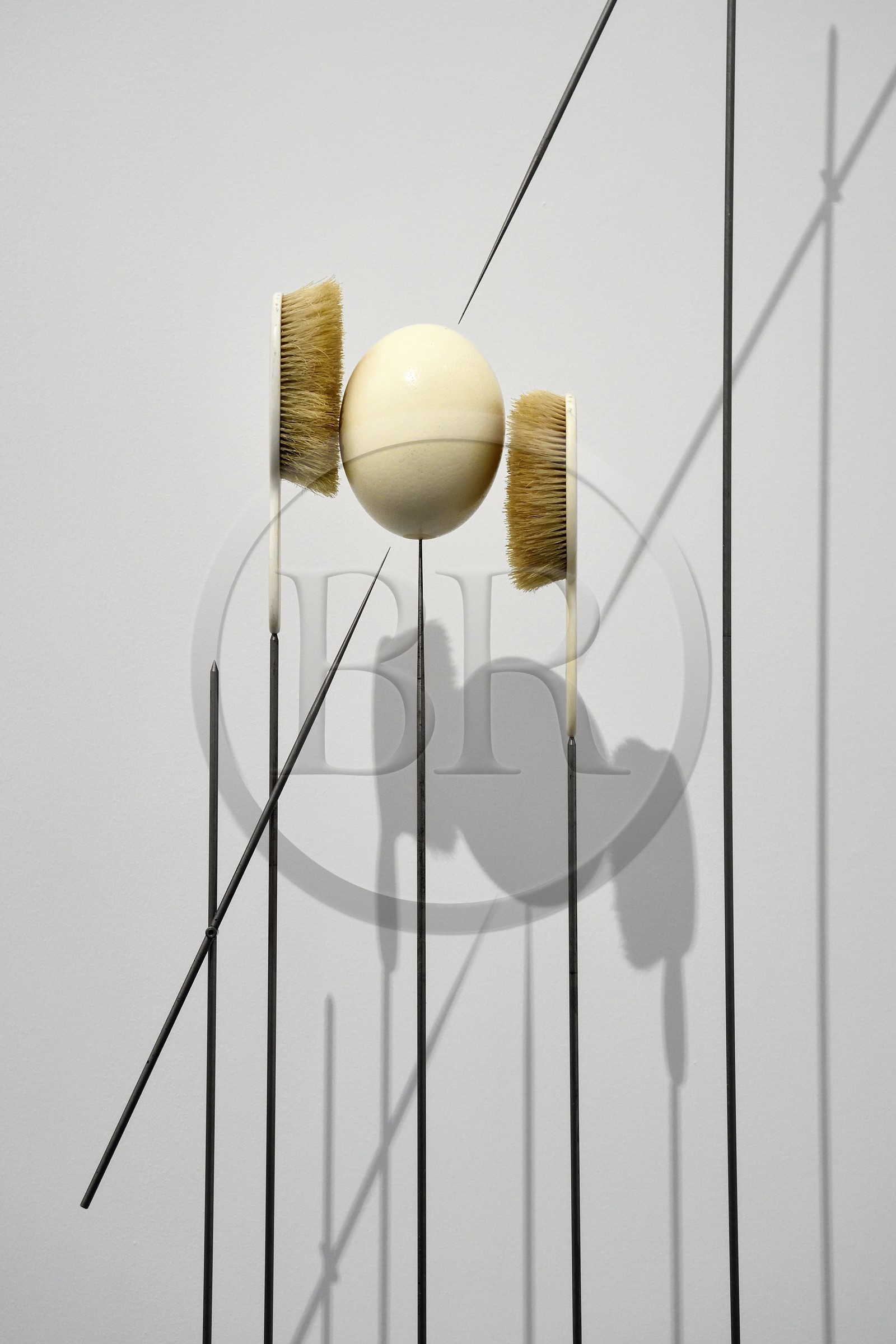 France, Moselle (57), Metz, quartier de l'Amphithéatre, le Centre Pompidou-Metz, centre d'art conçus par les architectes Shigeru Ban et Jean de Gastines, oeuvre de Rebecca Horn, Oeuf d'autruche, frappé par la foudre (1995)