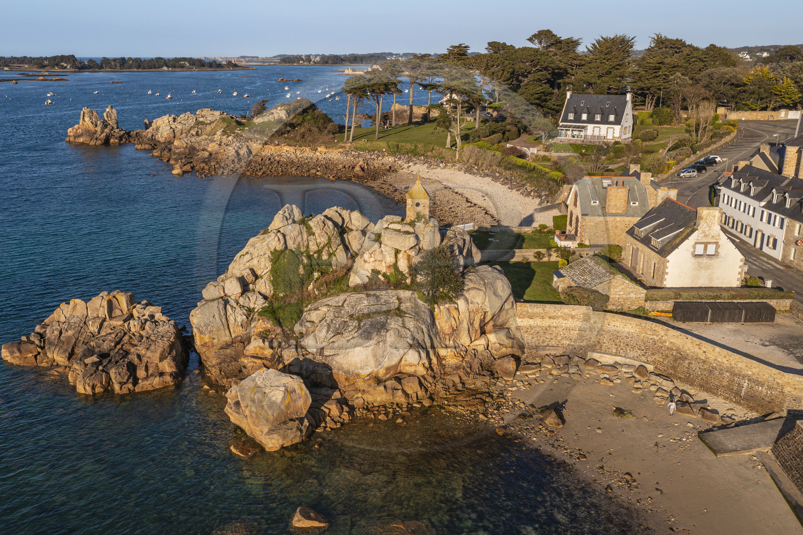 France, Côtes-d'Armor (22), Côte d'Ajoncs, Penvénan, Port Blanc sur le chemin de Grande Randonnée GR 34, le Rocher de la Sentinelle surmonté d'un oratoire (vue aérienne)