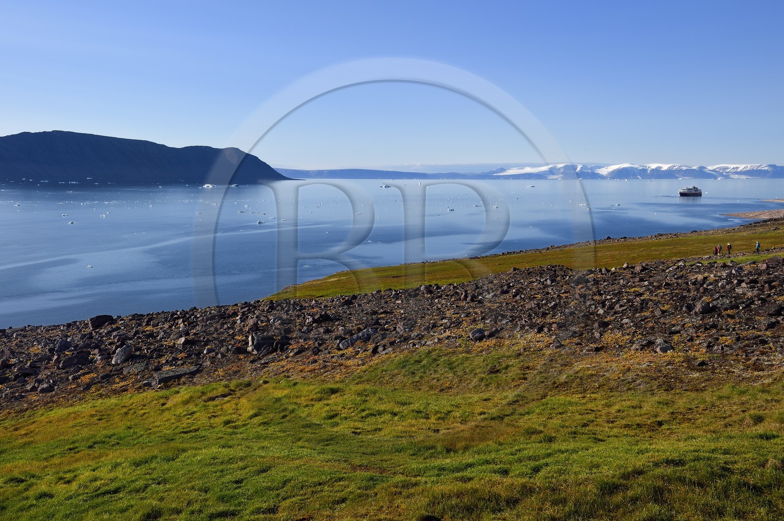 Groenland, cote Nord-Ouest, Murchison sound au nord de la baie de Baffin, randonneurs dans le fjord Robertson à Siorapaluk qui est le village le plus septentrional du Groenland, le bateau de croisière MS Fram de la compagnie Hurtigruten au mouillage en arrière plan