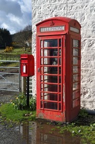 Royaume-Uni, Ecosse, Highland, Hébrides intérieures, Ile de Mull, cabine téléphonique en fonction au bord du Loch Scridain