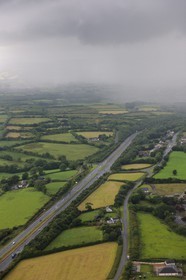 Royaume-Uni, Angleterre, Pays de Galles, l'autoroute A48 et un rideau de pluie (vue aérienne)