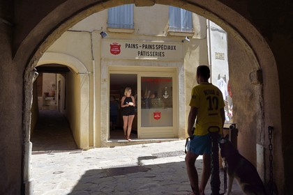 France, Var (83), Presqu'Ile de Saint-Tropez, Ramatuelle, la boulangerie patisserie dans le vieux village