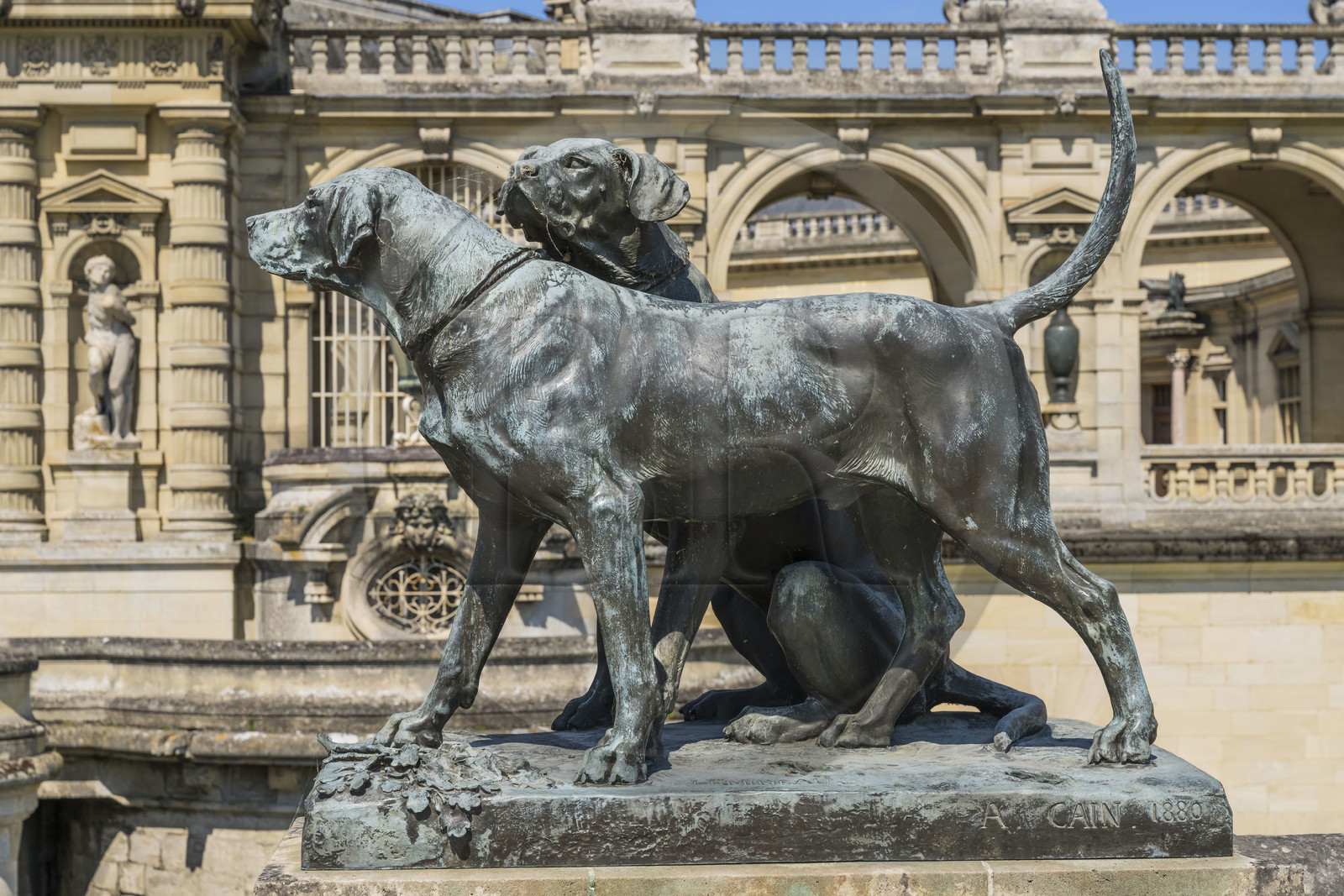 France, Oise (60), Chantilly, le chateau de Chantilly et musée Condé, terrasse du Connétable, statue de chien de chasse oeuvre du sculpteur Auguste Cain