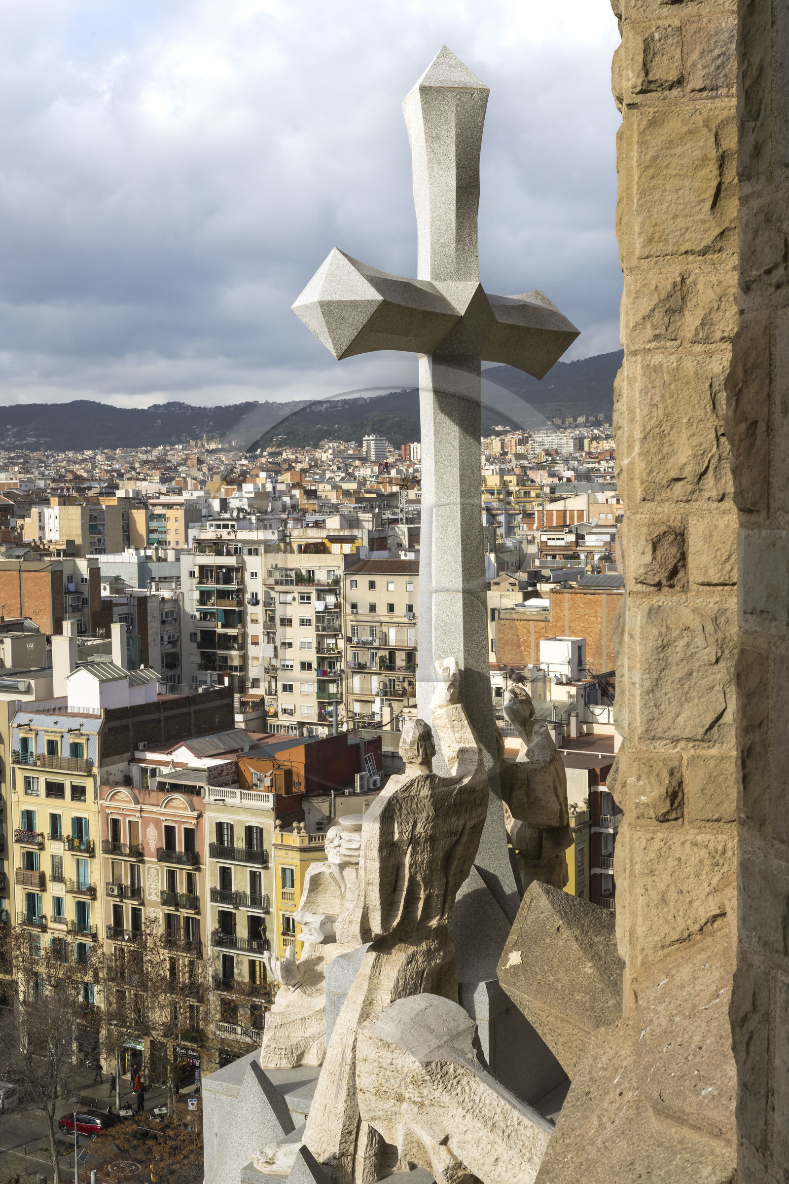 Espagne, Catalogne, Barcelone, quartier de l'Eixample, basilique de la Sagrada Familia de l'architecte du modernisme catalan Antoni Gaudi classée Patrimoine Mondial de l'UNESCO, la Croix au sommet de la façade de la passion dont les sculptures ont été réalisées par Josep Maria Subirachs