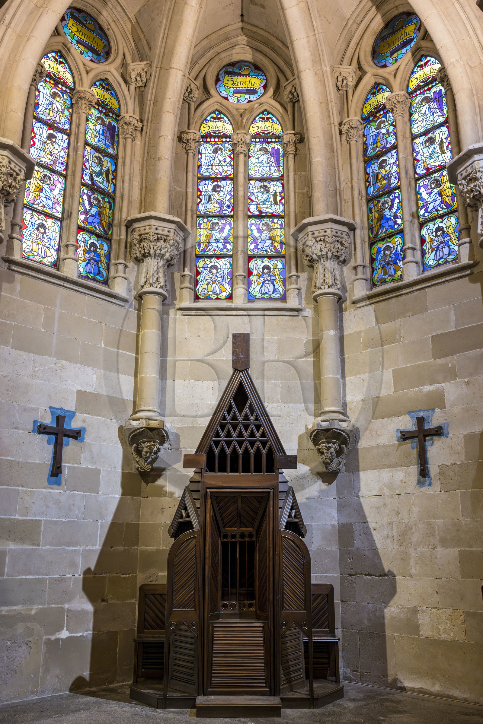 Espagne, Catalogne, Barcelone, quartier de l'Eixample, basilique de la Sagrada Familia de l'architecte du modernisme catalan Antoni Gaudi classée Patrimoine Mondial de l'UNESCO, la crypte de style néo-gothique sert d’église paroissiale, mobilier et objets liturgiques conçus par Gaudi, le confessional