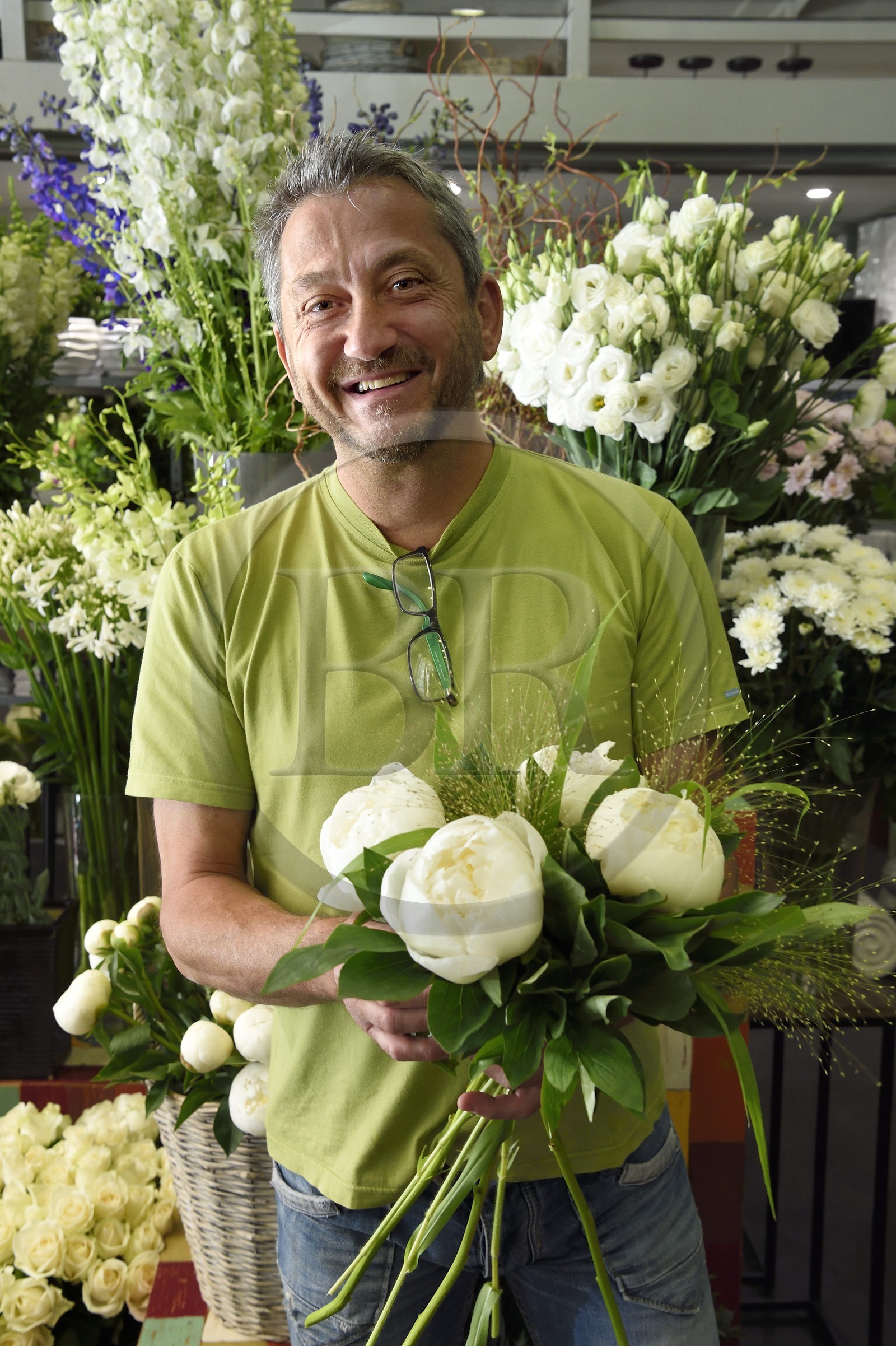 France, Alpes-Maritimes (06), Nice, le fleuriste Joseph Pinna tenant un pivoine blanc dans sa boutique Arc en ciel fleurs rue Barberis