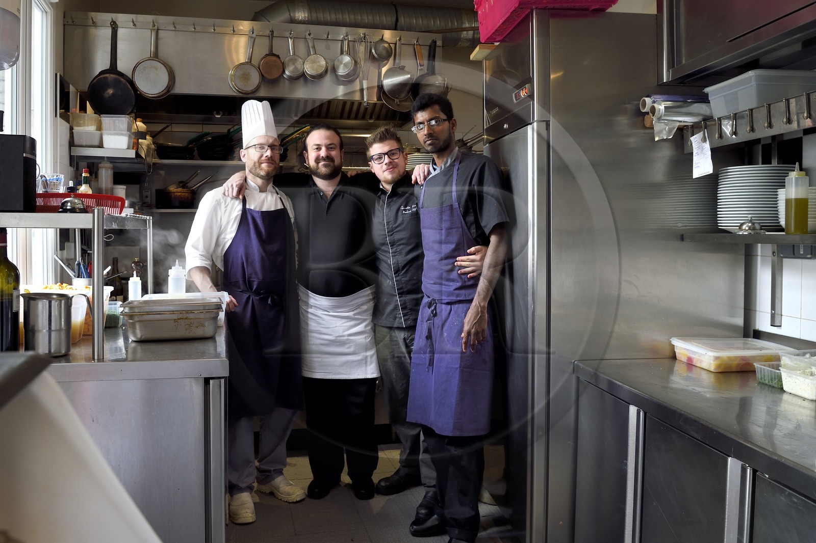 France, Paris (75), Les Arlots rue du Faubourg Poissonnière, le chef Thomas Brachet (en noir avec tablier blanc) dans sa cuisine