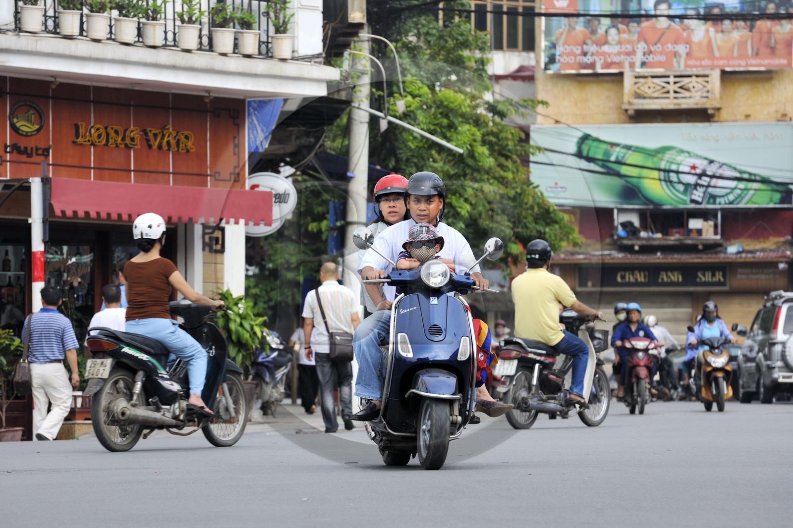 Vietnam, Hanoï, vieille ville, intense circulation sur le rond point au nord du lac Hoan Kiem appelé lac de l'épée restituée