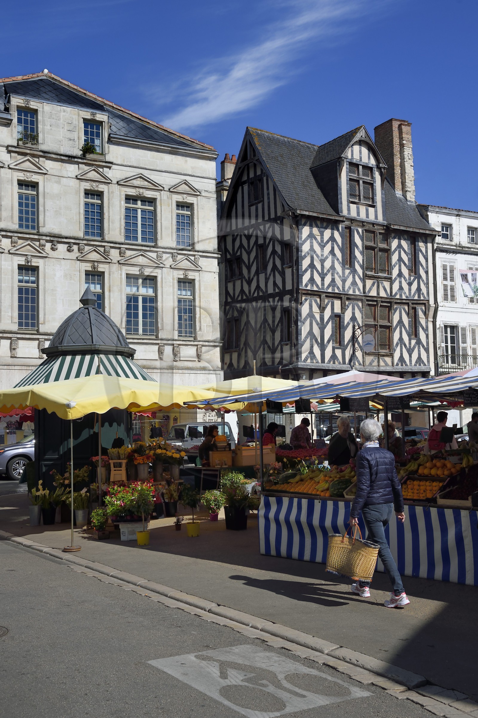 France, Charente-Maritime (17), La Rochelle, place du Marché et rue Thiers