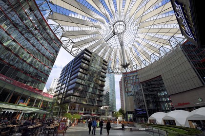Allemagne, Berlin, Potsdamer Platz, Sony Centre du nouveau forum recouvert par une coupole en verre de l'architecte Helmut Jahn
