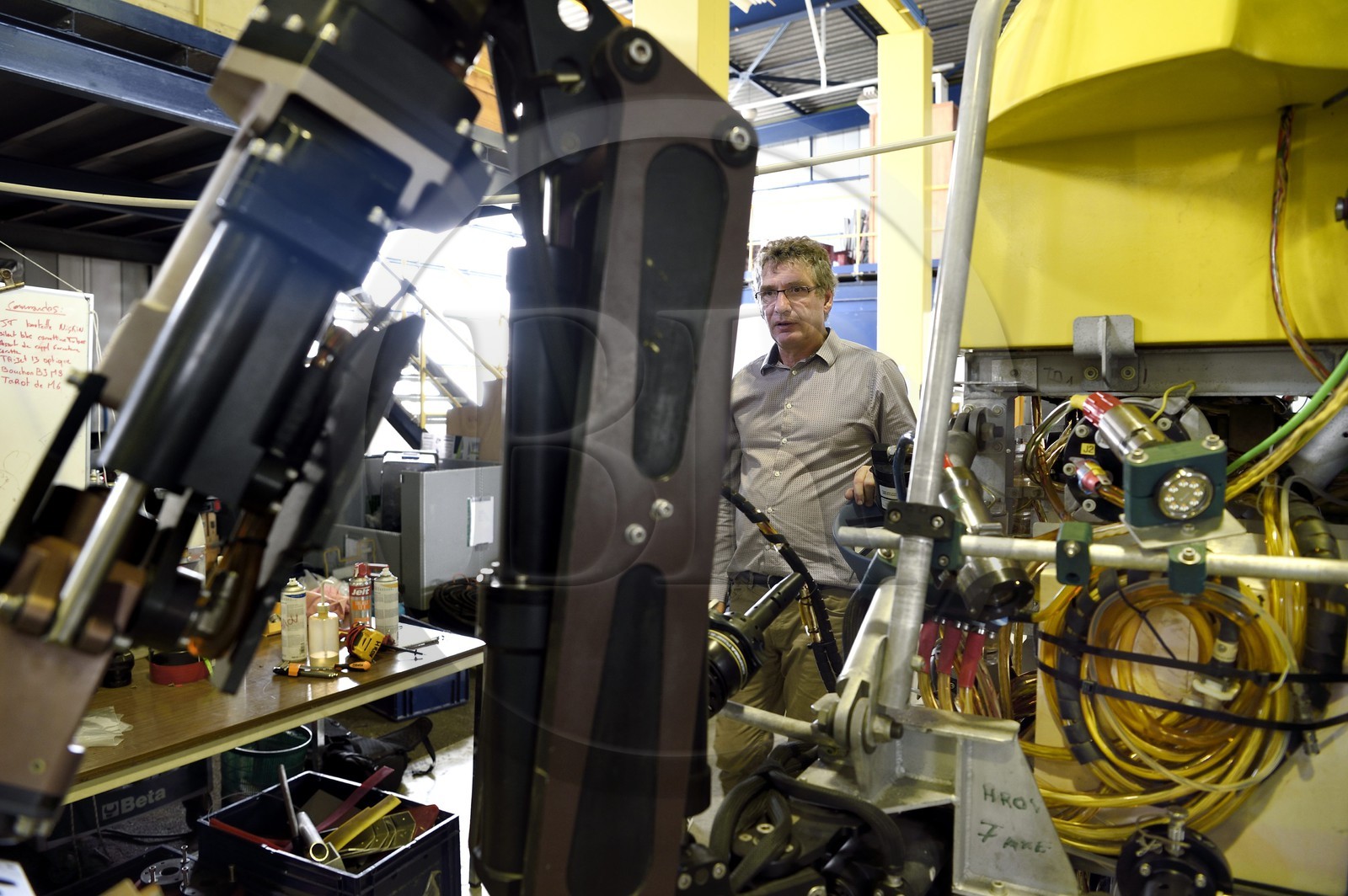 France, Var (83), La Seyne-sur-Mer, Vincent Rigaud, directeur du Centre de Méditerranée de l’Ifremer, devant le véhicule sous-marin autonome (AUV) HROV Ariane