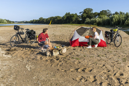 France, Maine-et-Loire (49), vallée de la Loire classée au Patrimoine Mondial par l'UNESCO, Saumur vers Saint-Hilaire, randonnée à bicyclette le long des berges de la Loire, installation du campement pour la nuit sur un des bancs de sable formant des îles sur la Loire