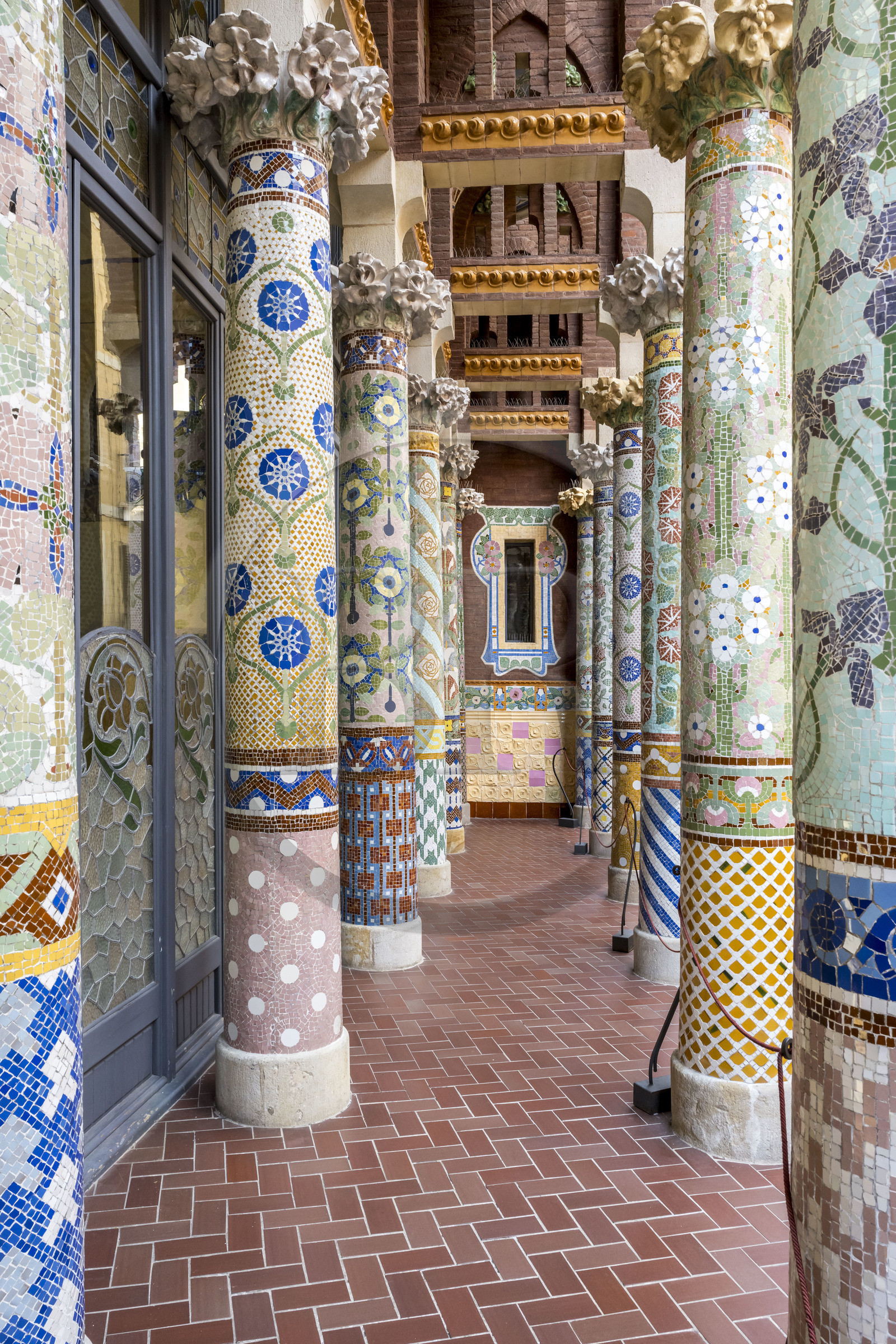 Espagne, Catalogne, Barcelone, Palau de la Musica Catalana (palais de la musique catalane), salle de concert dessinée par l'architecte du modernisme catalan Lluis Domènech i Montaner, site classé au Patrimoine Mondial de l'UNESCO, colonnes en mosaïque de la loggia extérieure