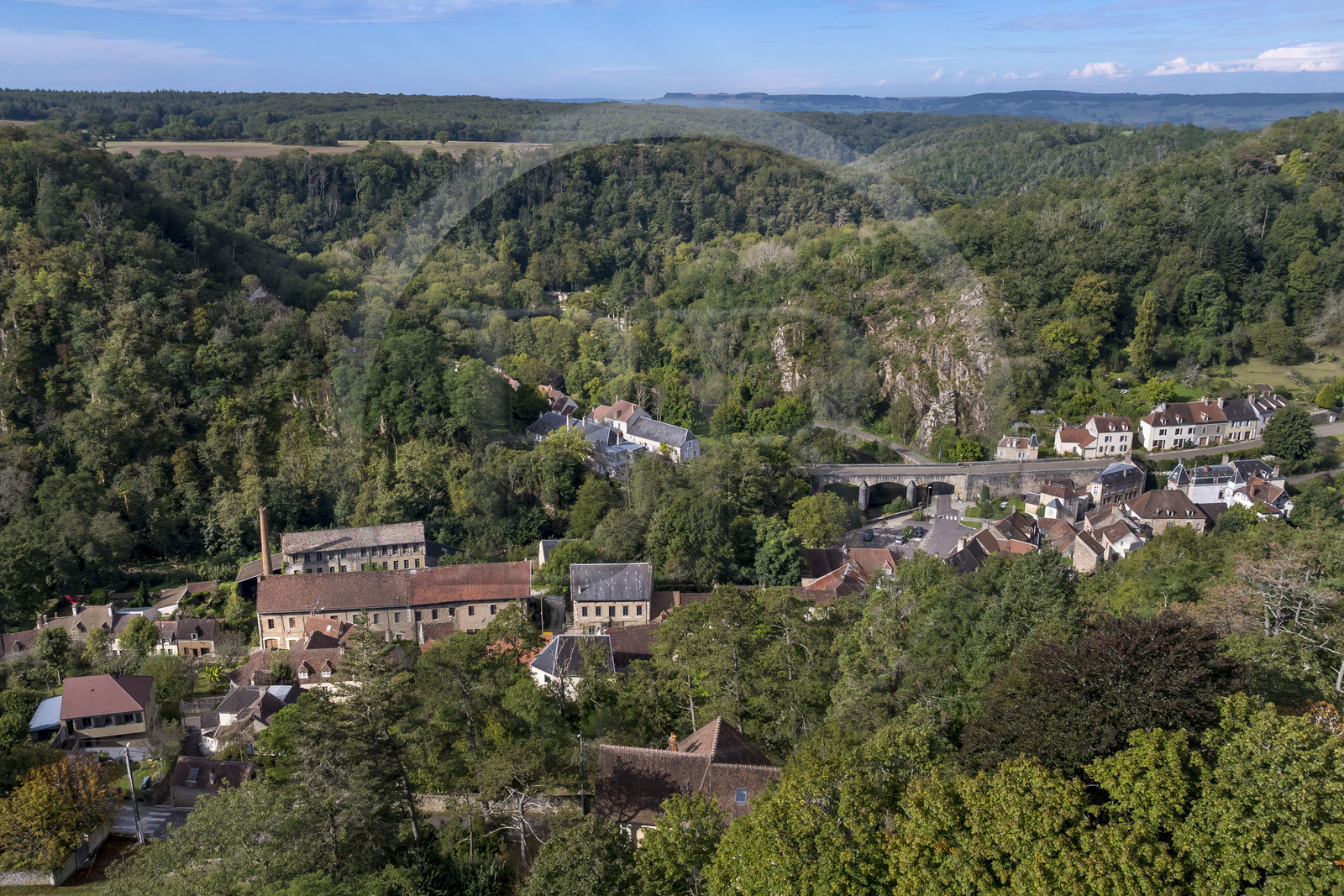 France, Yonne (89), parc naturel régional du Morvan, Avallon, la vallée du Cousin à la sortie de la ville (vue aérienne)