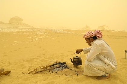 Egypte, désert libyque, tempêtre de sable dans le Désert Blanc au nord de Farafra, preparation du thé en bivouac