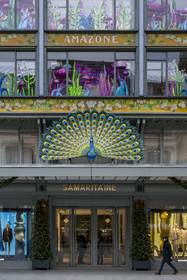 France, Paris (75), le grand magasin de La Samaritaine pendant les fêtes de Noël, réalisations de Thoiry Lumières Sauvages dans les vitrines de la facade