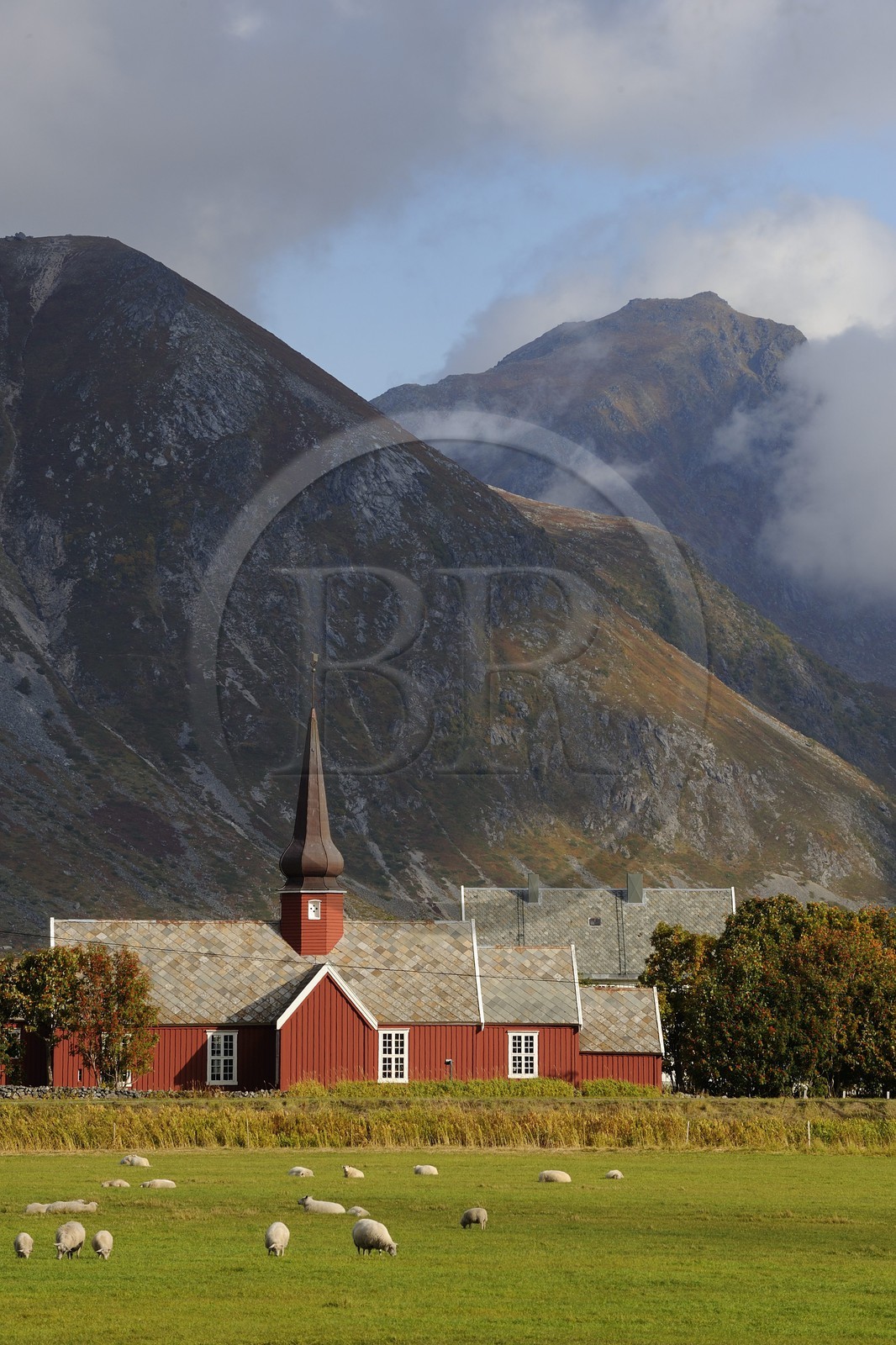 Norvège, Nordland, Iles Lofoten, ile de Flakstadoy, église en bois de Flakstad