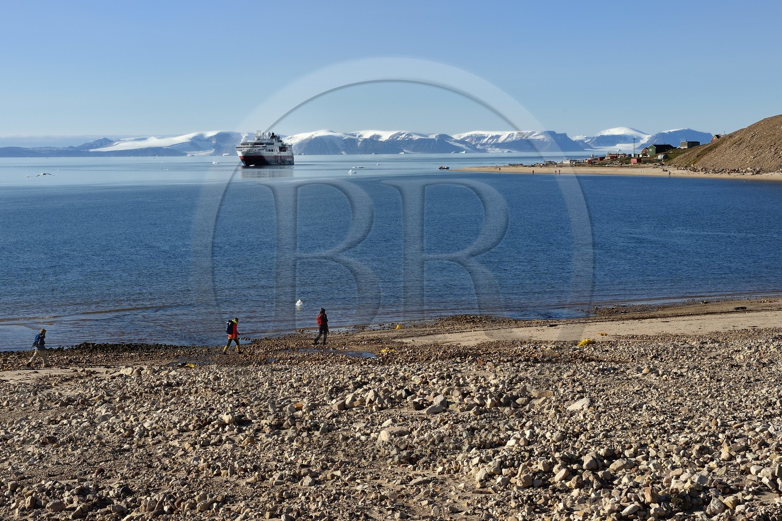 Greenland, North West coast, Murchison sound north of Baffin Bay, hikers in Robertson fjord at Siorapaluk that is the most nothern village from Greenland, MS Fram cruse ship from Hurtigruten at anchor in the background