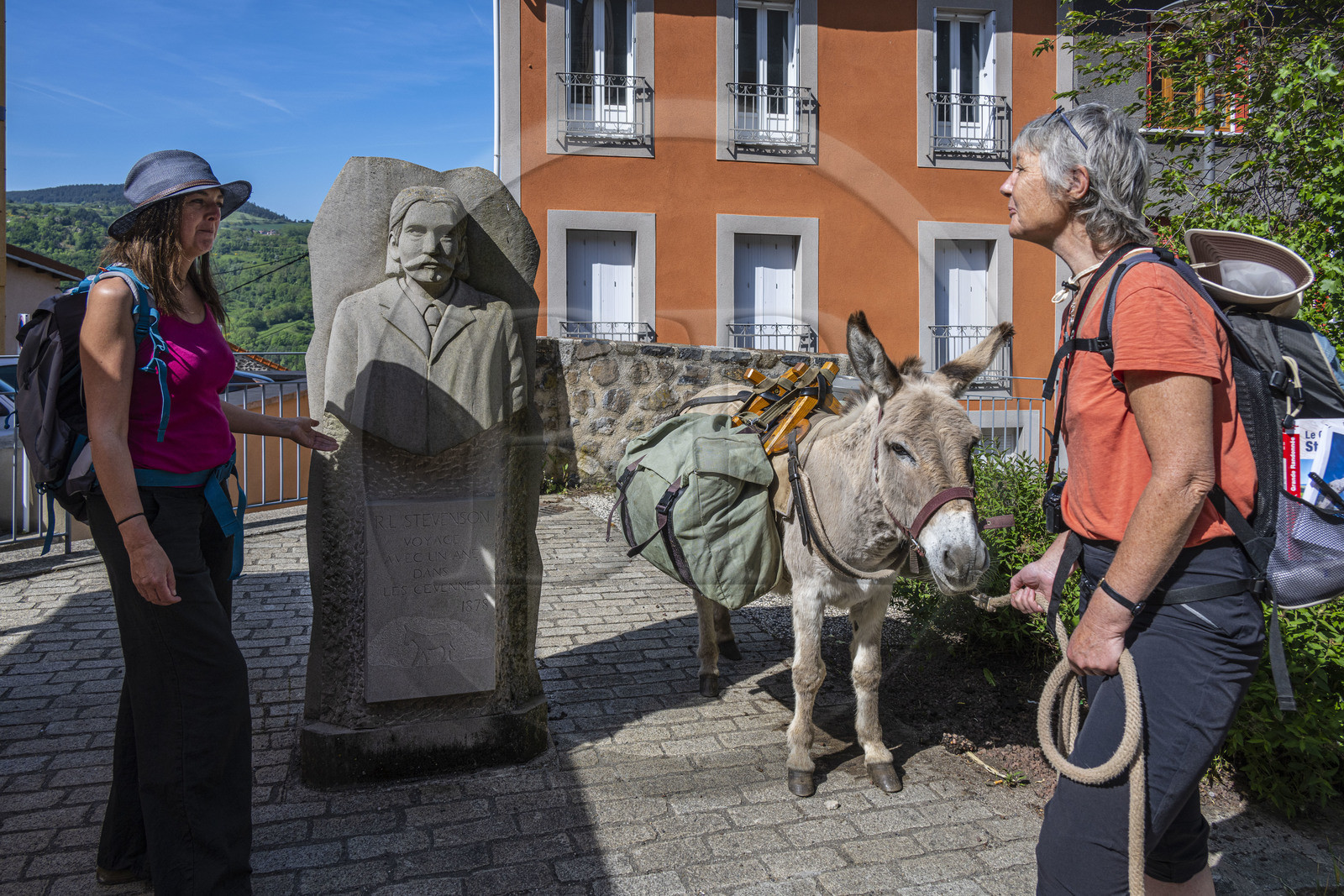 France, Haute-Loire (43), Le Monastier-sur-Gazeille, randonnée avec un âne sur le chemin de Stevenson (GR 70), le buste de Robert Louis Stevenson (1850-1894) par la sculptrice Lucie Delmas