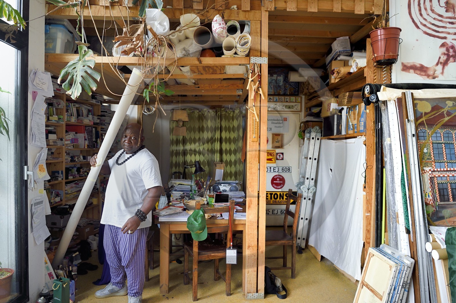 France, Paris (75), Barthelemy Toguo, l'artiste fondateur de Bandjoun Station, dans son atelier parisien