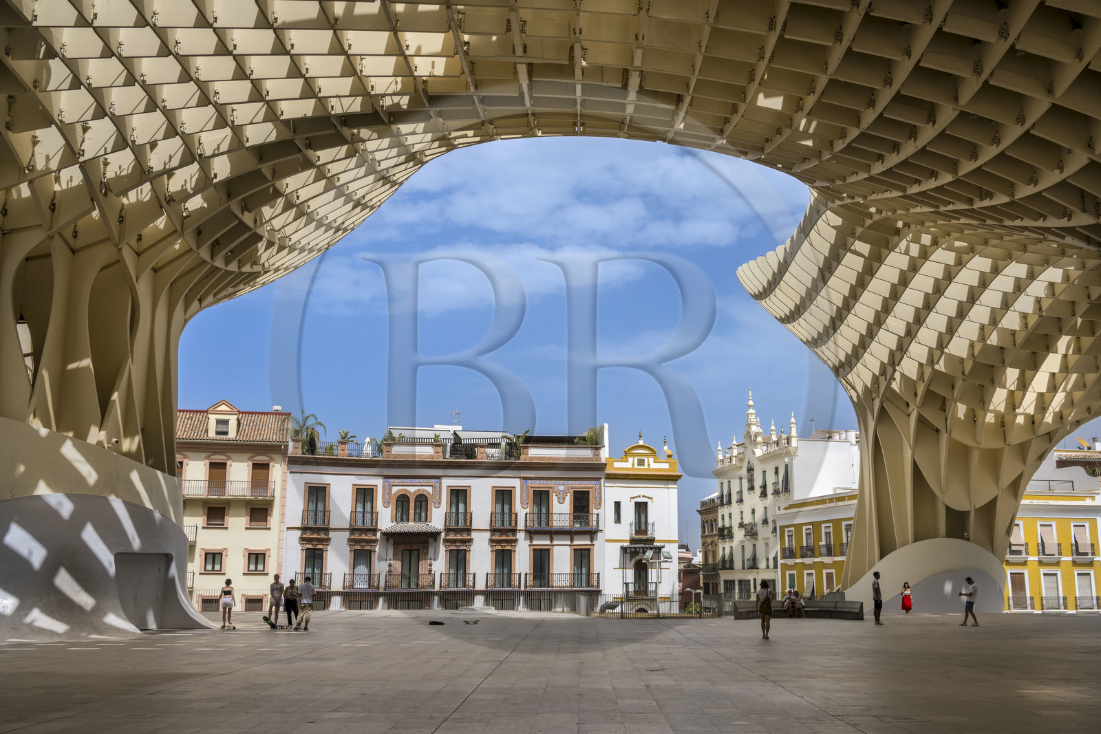 Spain, Andalusia, Seville, Plaza de la Encarnacion - Plaza Mayor, Metropol Parasol or Setas de Sevilla (built 2011) by architect Jurgen Mayer-Hermann