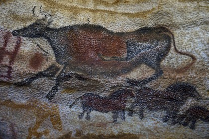 France, Dordogne (24), Montignac, l’Atelier des Fac-Similés du Périgord (AFSP) spécialisé dans la reproduction minérale de parois ornées de la préhistoire et en charge de la reconstitution fidèle des parois de la grotte de Lascaux, Aurochs et chevaux, mention obligatoire Atelier des Fac-Similés du Périgord