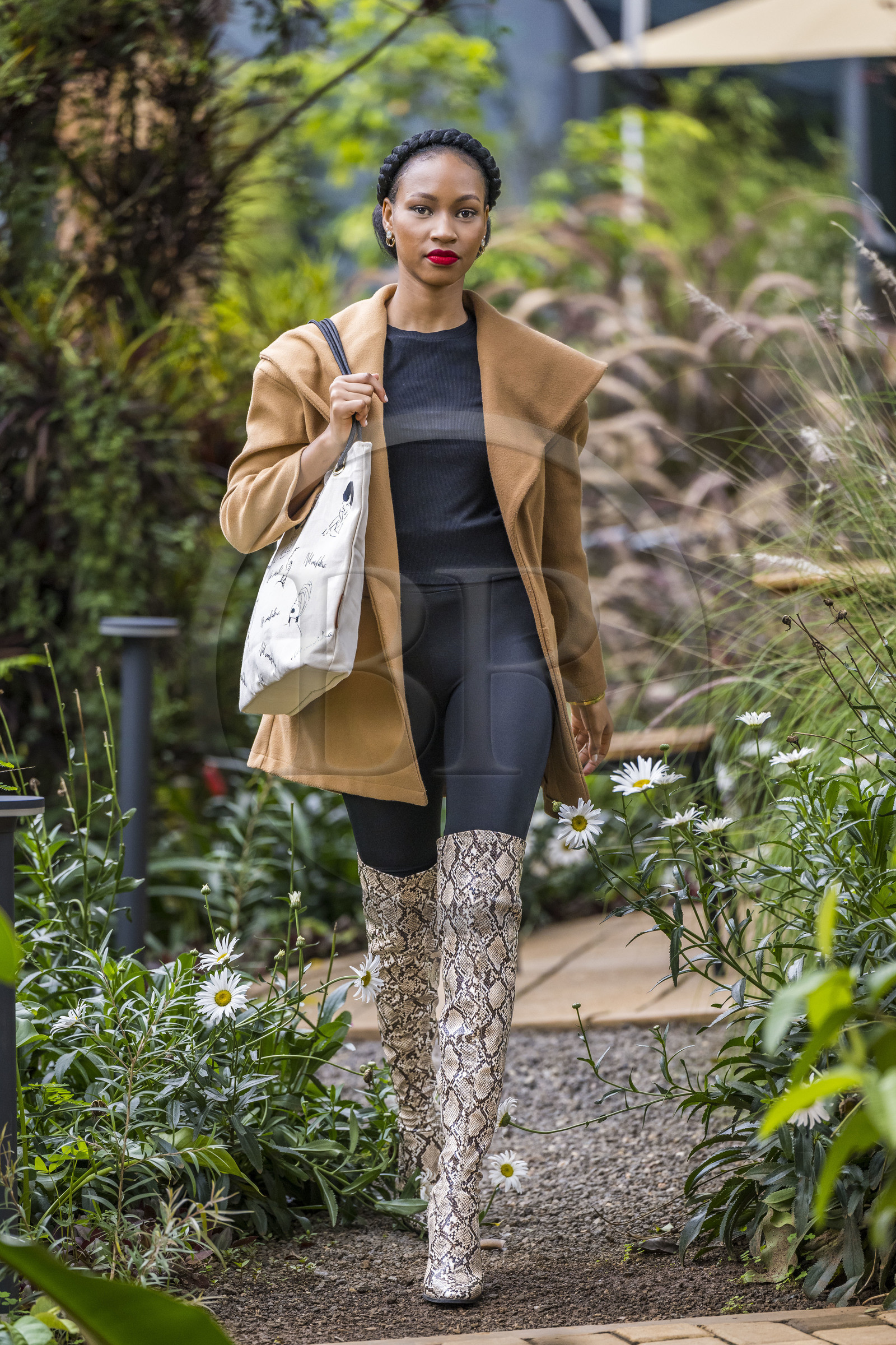 Rwanda, Kigali, Norrsken House Kigali, la mannequin Winnie Shema Tumusiime met en valeur la collection de sac de la marque Flove made in Rwanda