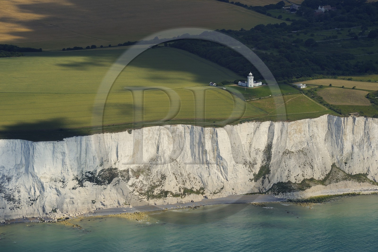 Royaume-Uni, Angleterre, Kent, baie de St.Margaret, falaises blanches de Douvres et le phare de South Foreland (vue aérienne)